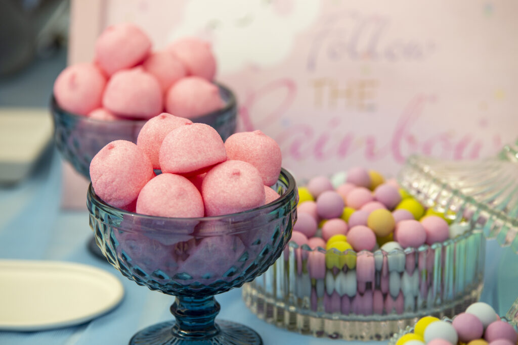 Bonbons et confiseries à présenter sur le candy bar chariot.